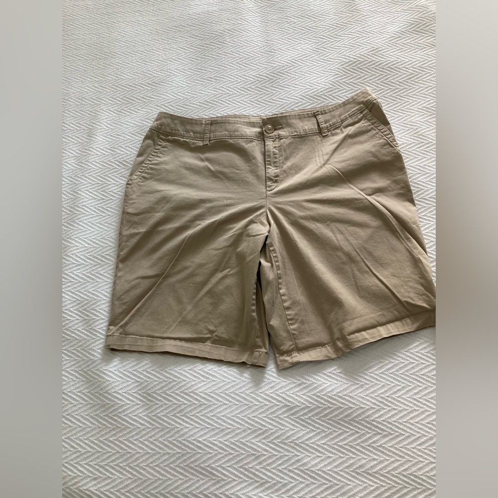 Liz Claiborne Chino Shorts. Khaki tan Color. Size 16W